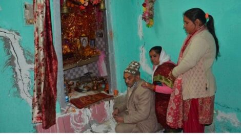 जोशीमठ:अपना स्थान छोड़ने को तैयार नहीं कुलदेवी,मुर्ति उठाते ही पड़ रहा धक्का