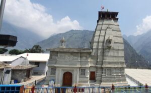 उत्तराखंड के इस मंदिर में भी पड़ी दरारे,मंदिर का धंस रहा एक हिस्सा