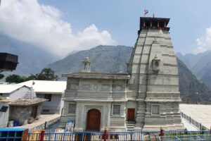 उत्तराखंड के इस मंदिर में भी पड़ी दरारे,मंदिर का धंस रहा एक हिस्सा