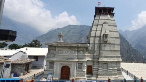 उत्तराखंड के इस मंदिर में भी पड़ी दरारे,मंदिर का धंस रहा एक हिस्सा