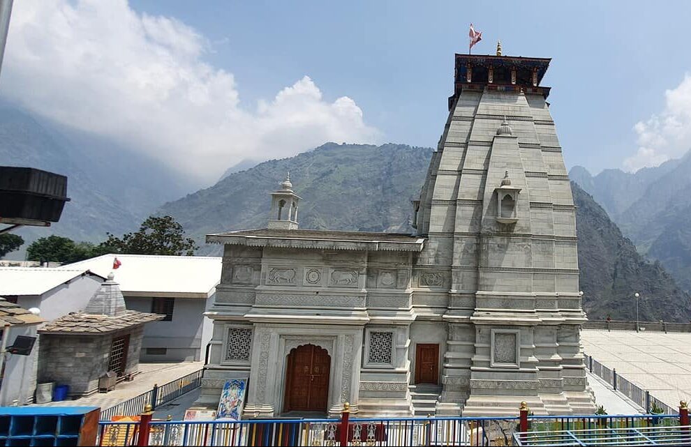 उत्तराखंड के इस मंदिर में भी पड़ी दरारे,मंदिर का धंस रहा एक हिस्सा